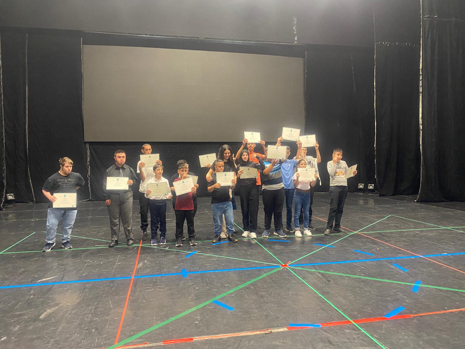 طلاب يرقصوا الدبكة خلال حفل تخريجهم