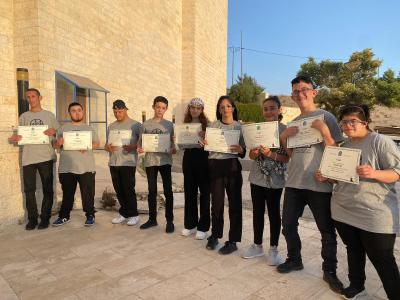 The graduates holding their certificates