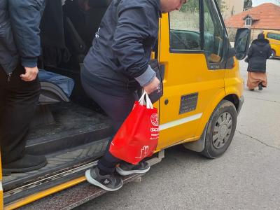 ياسين وهو يستخدم المواصلات العامة