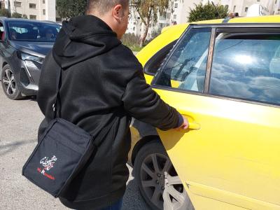 ياسين وهو يستخدم المواصلات العامة