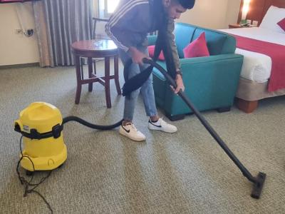 حسن أثناء تدريبه في فندق الستي ان