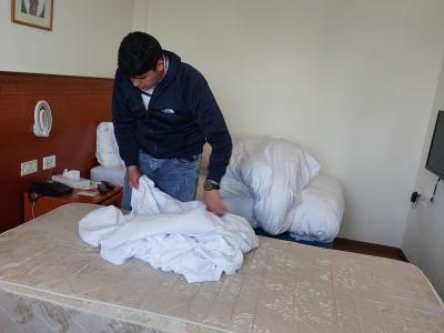 عصام أثناء تدريبه في فندق الستي ان