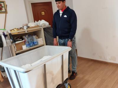 عصام أثناء تدريبه في فندق الستي ان