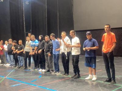 طلاب يرقصوا الدبكة خلال حفل تخريجهم