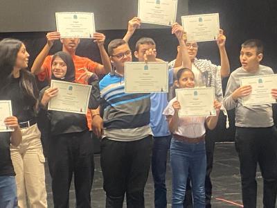 طلاب يحتفلون بتخرجهم من الدبكة