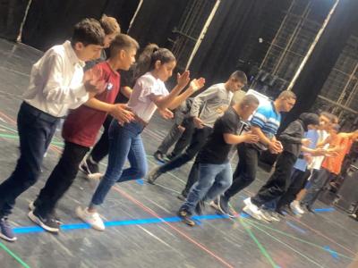 طلاب يرقصوا الدبكة خلال حفل تخريجهم