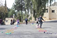 أشخاص ذوي اعاقة وهم يمارسون أنشطة رياضية 