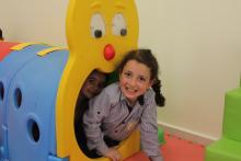 أطفال يلعبون في الحضانة