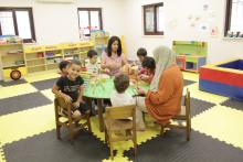 أطفال ذوي إعاقة مع أطفال بدون إعاقة يلعبون في بركة الكرات 