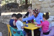 أطفال يلعبون في الحضانة