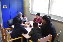 أطفال ذوي اعاقة ذهنية يتعملون مهارات مختلفة في الصف