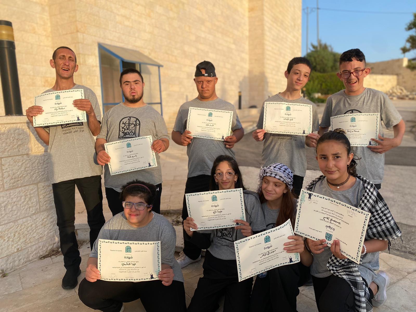 الخريجون وهم حاملين الشهادات 