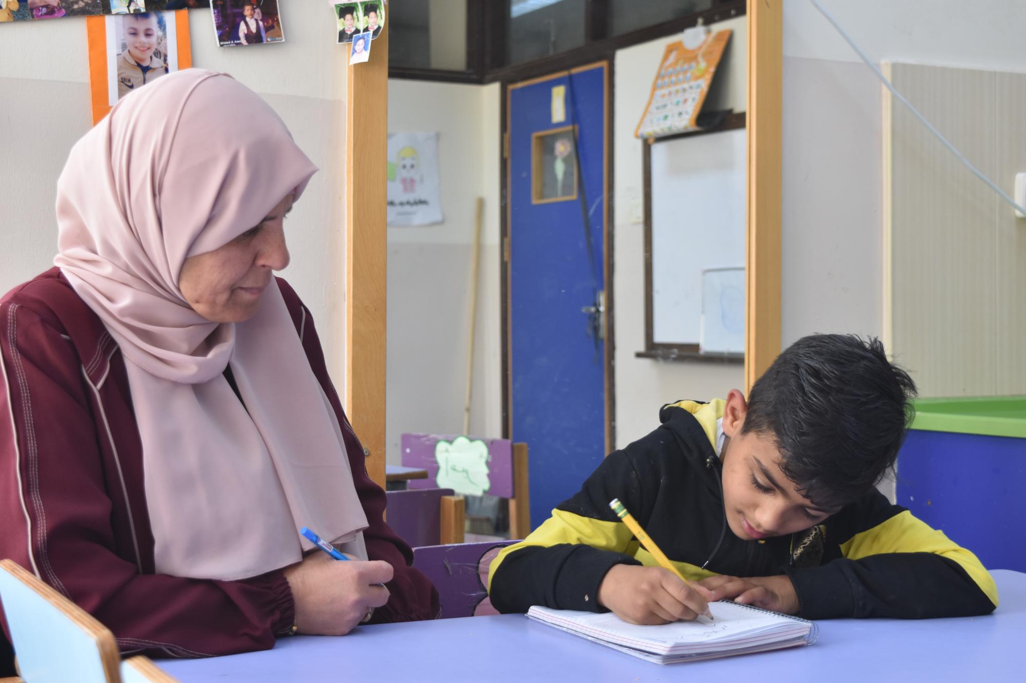 أمير مع معلمته في الصف 