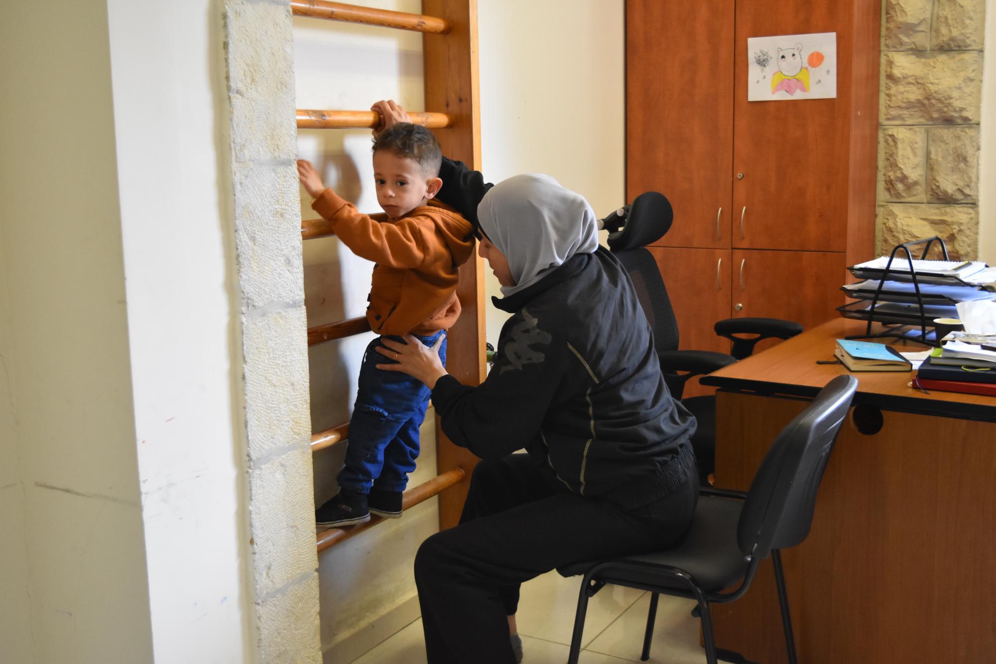 جلسة علاج طبيعي لطفل ذو اعاقة ذهنية 