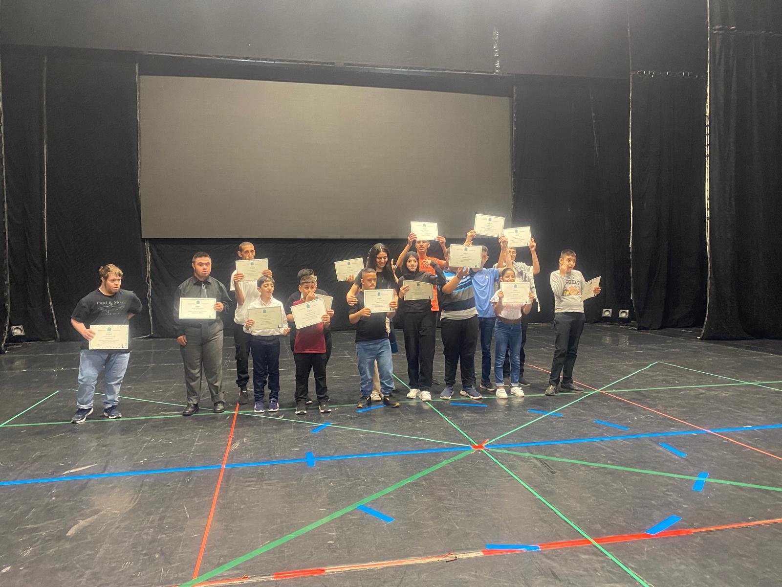 طلاب يرقصوا الدبكة خلال حفل تخريجهم 